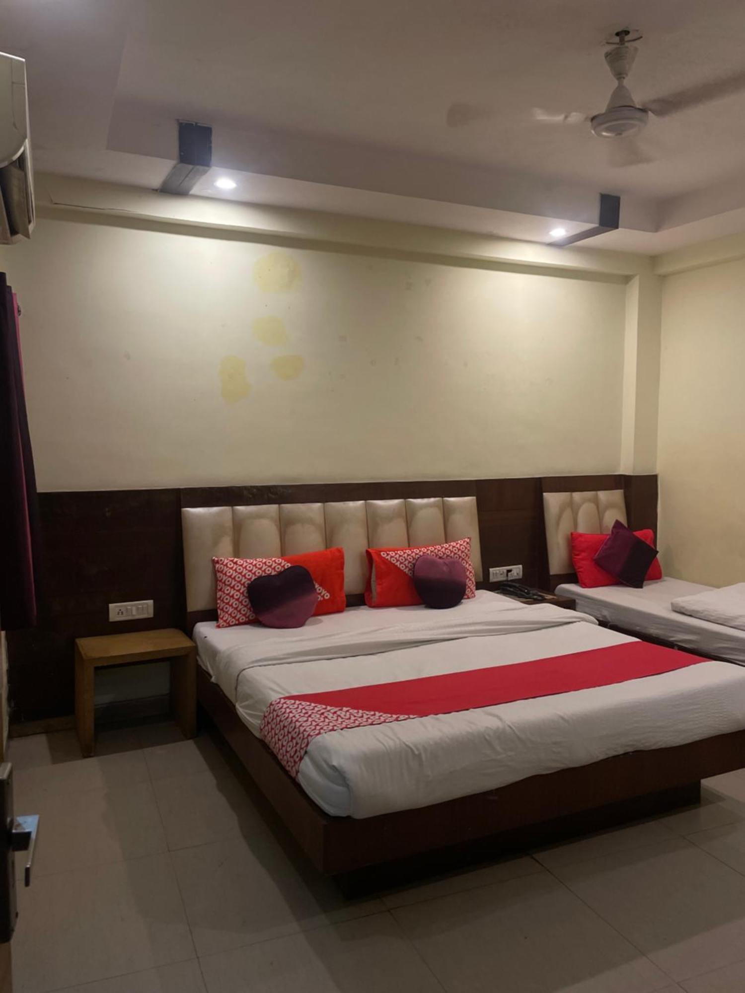 Hotel Golden Gate Ню Делхи Екстериор снимка