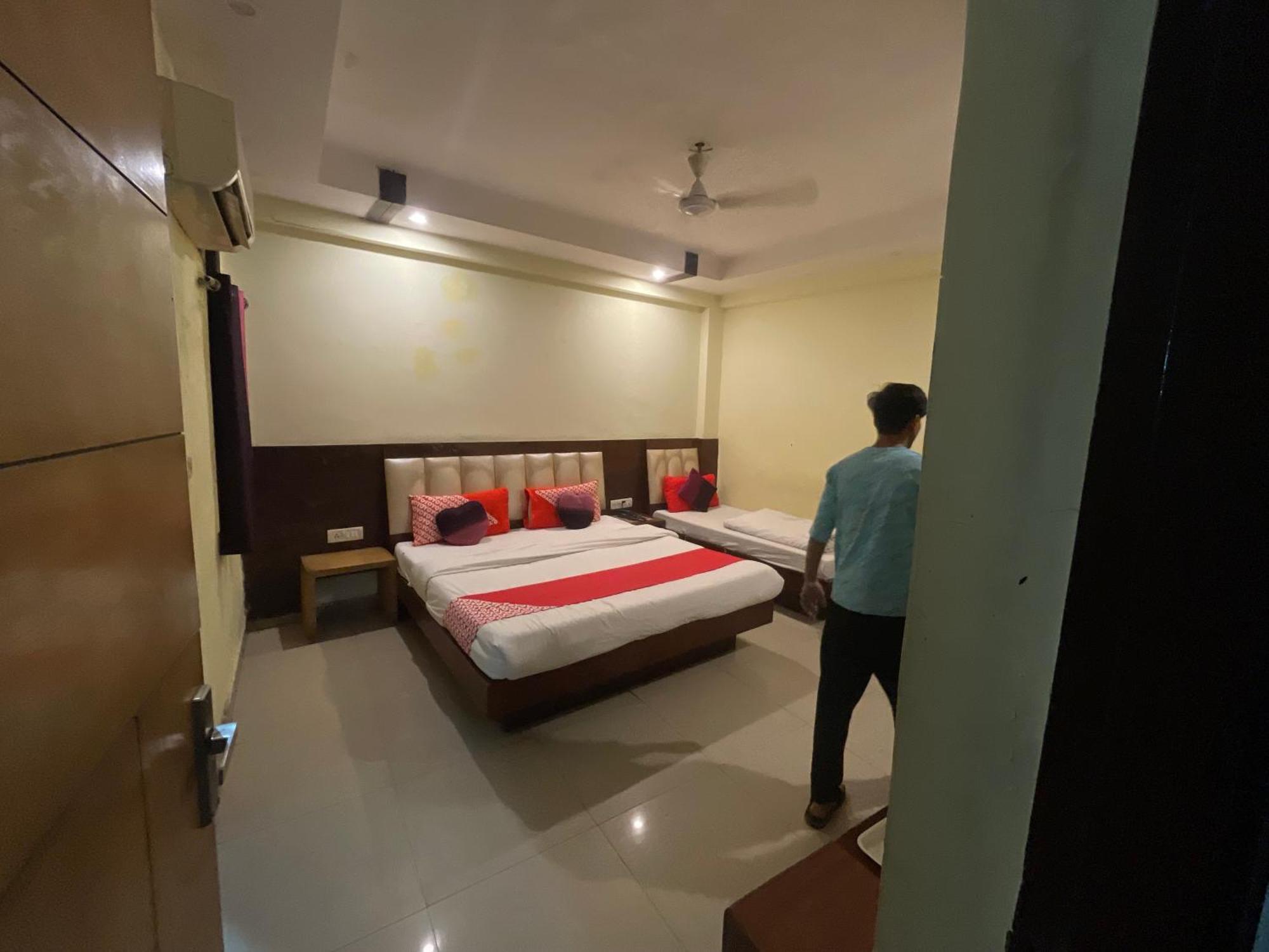 Hotel Golden Gate Ню Делхи Екстериор снимка