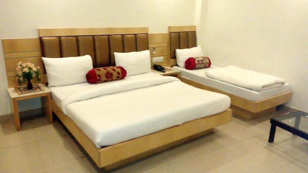 Hotel Golden Gate Ню Делхи Екстериор снимка