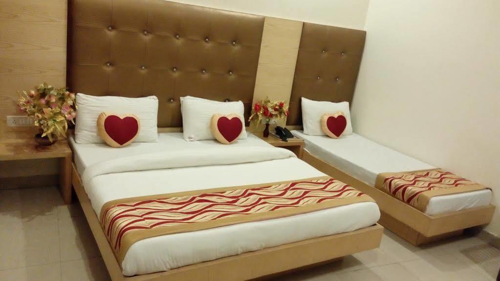 Hotel Golden Gate Ню Делхи Екстериор снимка